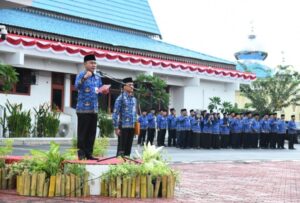 Sekda Bengkalis, Ersan Saputra TH saat memimpin apel peringatan HUT Ke-79 RI di Halaman Kantor Bupati Bengkalis, Sabtu 17 Agustus 2024