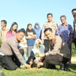 ‎Kapolres Kuansing Bagikan Bibit dan Tanam Pohon di Pangkalan Indarung Melalui Program Green Policing
