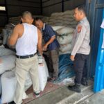 ‎Polsek Kuantan Mudik Distribusikan Jagung Pipil ke Gudang Bulog, Dukung Ketahanan Pangan Nasional