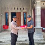 ‎Semarak HUT ke-81 RI, Polsek Sungai Apit Turun ke Rumah Warga Bagikan Bendera Merah Putih