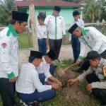 ‎Polsek Pangean dan Polsek Logas Tanah Darat Tanam Bibit Pohon di Sekolah, Dukung Program Green Policing Kapolda Riau