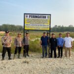 ‎Cegah PETI, Polsek Kuantan Hilir dan Benai Pasang Plang Larangan Pertambangan Ilegal