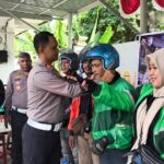 ‎Semarak HUT ke-81 RI, Ditlantas Polda Riau Bagikan Sembako, Helm SNI dan Konvoi Bersama OJOL