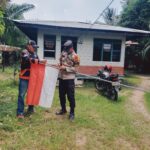 ‎Polsek Sungai Apit Bagikan Bendera Merah Putih, Semarakkan HUT ke-81 RI