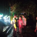 Polsek Singingi Hilir Tindak Lanjuti Laporan 110, Pohon Tumbang Ganggu Arus Lalu Lintas